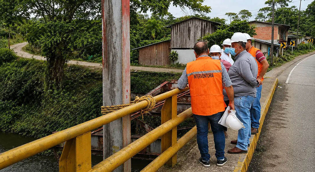 Ingeniero de AVANZA apoyó el desmontaje de un puente metálico en la vía La Cumbre – Villagarzón