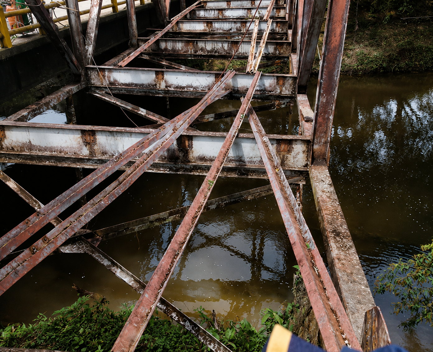 AVANZA apoyó el desmontaje de un puente metálico en la vía La Cumbre – Villagarzón — imagen 5