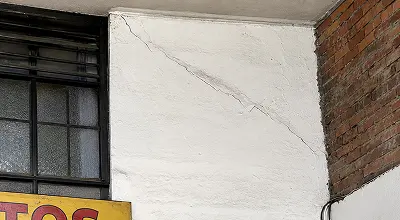 Grieta diagonal en muro del primer nivel